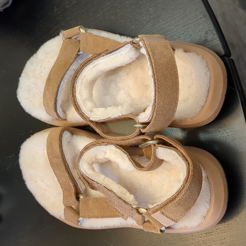 Teva women's 8 fluffy sandals
